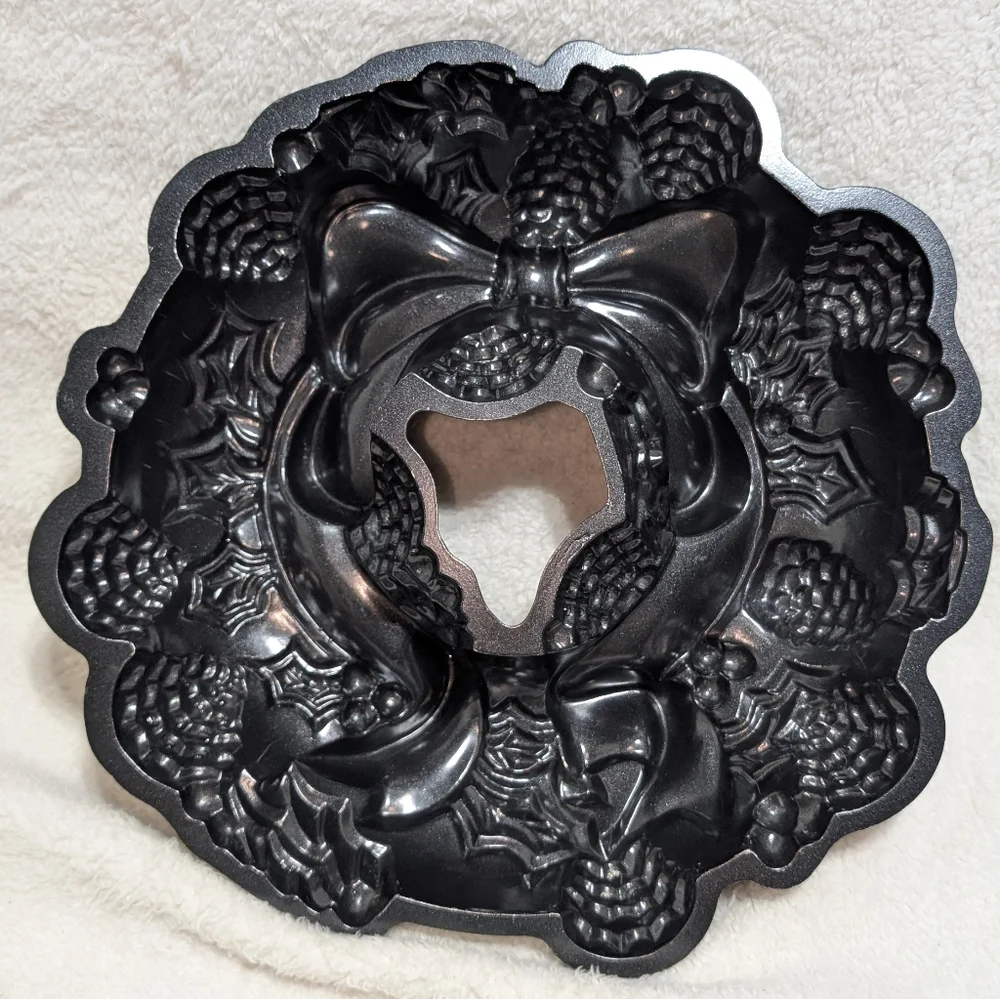 Nordic Ware Christmas Holiday Wreath Nonstick Aluminum Bundt Cake Pan 9 cup